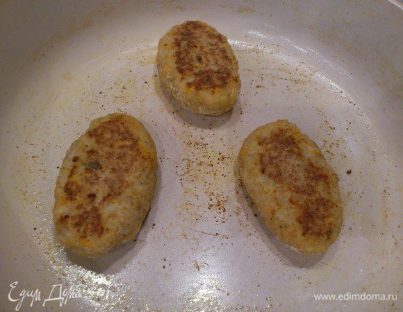 Обжариваем с 1 стороны на медленном огне до подрумянивания, после чего переворачиваем котлеты, закрываем крышкой и оставляем на 7-10 минут.