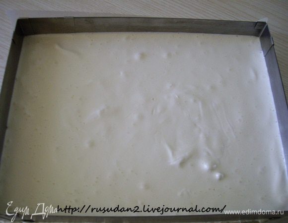 Замочите агар-агар примерно на 30–60 минут. Взбейте сливочное масло до пышности, влейте сгущенное молоко. Взбейте. Отставьте в сторону. Поставьте агар-агар на огонь и, помешивая, растворите. Всыпьте сахар и патоку, перемешайте и нагрейте на слабом огне. Варите 15 минут, пока смесь не нагреется до 115–118°C. Сироп должен тянуться тонкой ниткой. Когда сироп прогрелся до 115°C, начинайте взбивать белки. Во взбитые белки всыпьте ванилин и добавьте сок лимона. Сироп выключите и буквально через 5 минут влейте его тонкой струйкой во взбивающиеся белки. Еще через 5 минут взбивания добавьте масло частями. Выключите миксер, перелейте суфле на бумагу в рамку-форму.