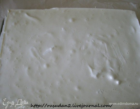 Оставьте на столе минут на 10–15 минут и уберите в холодильник на 30 минут. Выньте из холодильника, снимите рамку.