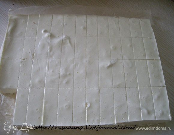 Нарежьте суфле на прямоугольники. Я резала обычной нитью для вязания крючком, она толстая и крепкая.