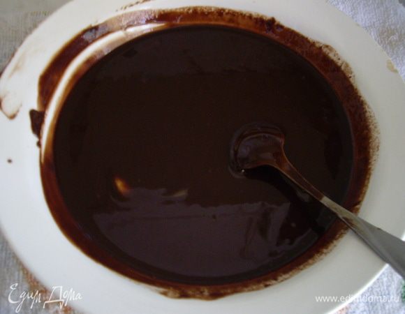 Растопила ингредиенты для глазури. «Искупайте» суфле в глазури и отправьте в морозилку минут на 15. Выньте, с помощью скребка отделите конфеты от поверхности и переложите в холодильник.