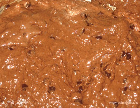 В получившуюся смесь добавить уксус, подсолнечное масло, молоко. Вводить молоко следует небольшими порциями. По консистенции тесто будет густое. 