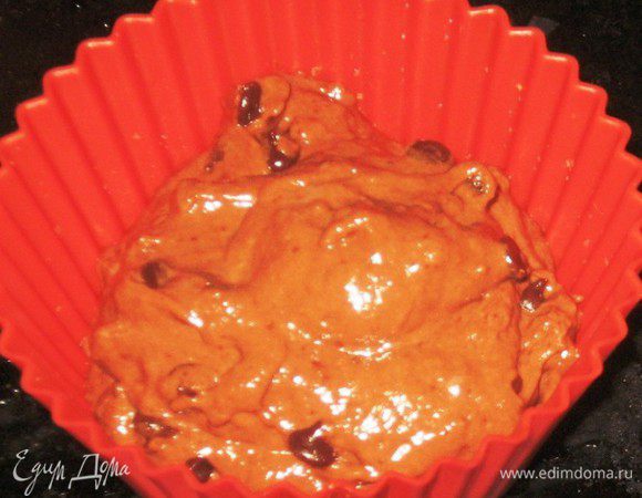 Выложить тесто в небольшие формочки на 2/3 высоты. Поставить формочки в уже разогретую до 200 °C духовку и выпекать около 25 минут.Приятного аппетита:)