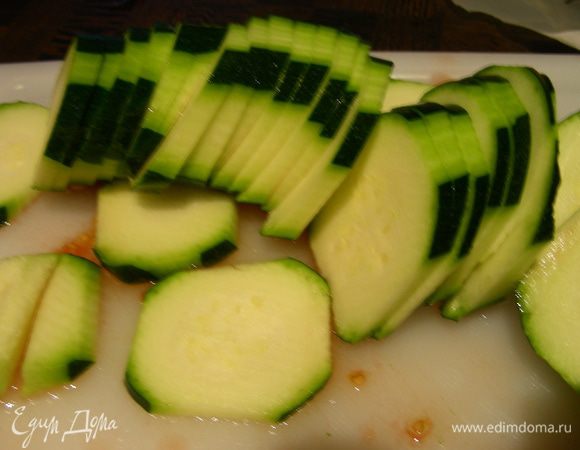 Все режем тонкими кружками. Цуккини.
