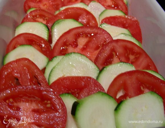 Выкладываем овощи по очереди в смазанную форму.

