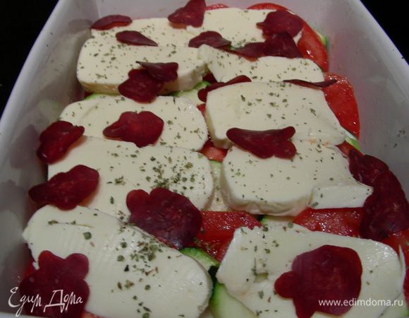 Сверху кладем моцареллу и посыпаем произвольно порезанным кусочками беконом. Можно еще присыпать немного прованскими травками, для аромата. Я посыпала немного майораном. Ставим в духовку 180 гр минут на 40. В конце можно немного подержать гратан под грилем для румяной корочки.