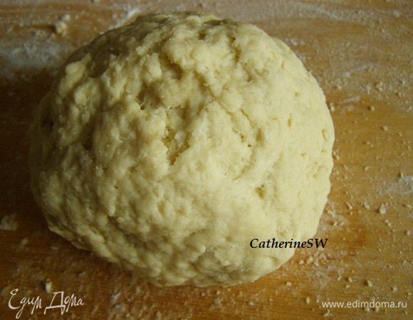 Быстро замесим тесто, завернем в пленку, на час уберем в холодильник