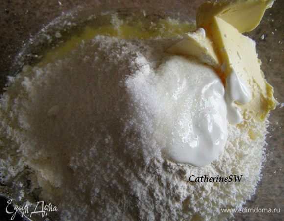 Для начинки творог протрем через сито (это позволит сделать начинку гомогенной) и смешаем с остальными ингредиентами