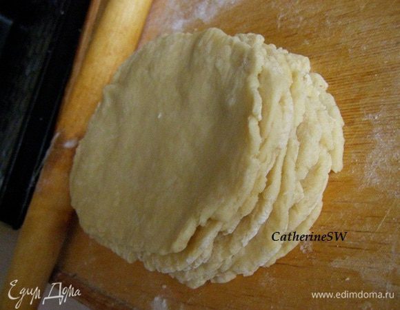 Раскатаем 10 продолговатых сочней толщиной около 0,5-0,7 см