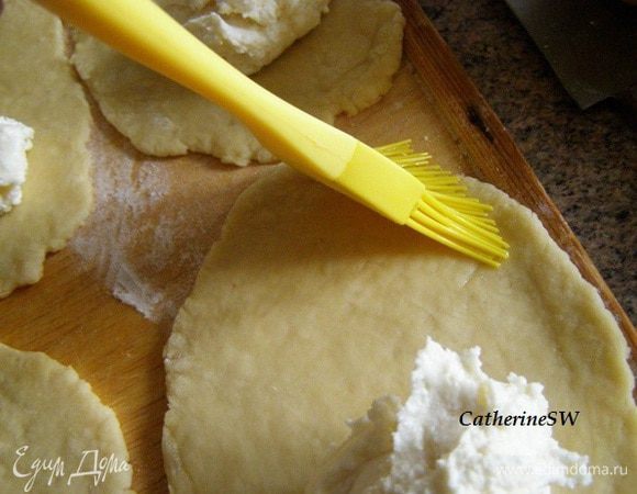 Края смажем белком