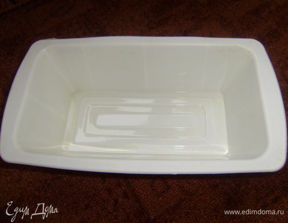 4. Выстелить форму пищевой пленкой в два слоя ( у меня вот такая прямоугольная для кекса),  так, чтобы концы свисали с формы. Подогреть бульон и растворить в нём набухший желатин. Остудить до температуры~ 30 градусов. Добавить к мясу с овощами, перемешать, выложить в форму. Обратной стороной ложки проткнуть в нескольких местах и хорошо утрамбовать. Накрыть свисающими концами плёнки и положить сверху груз, чтобы он равномерно лежал ( в моем случае пакет с сахаром весом 1 кг). Поставить в холодильник для застывания. После застывания достать из формы потянув за концы пленки. Нарезать ломтиками в 1 см. Приятного аппетита!