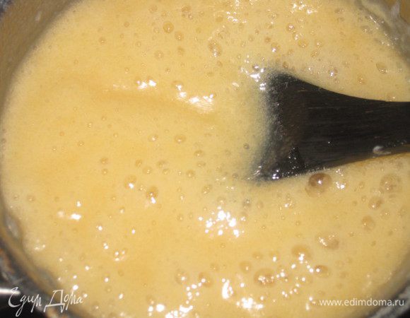 Сначала я сварила помадку. Очень хорошо этот процесс описала CatherineSW (http://www.edimdoma.ru/retsepty/48778-pomada), мне остается дополнить, что в нашем случае немного другие пропорции, и вода заменяется молоком. На саму варку у меня ушло где-то 1 час 10-15 минут.
Помадку отставляем в сторону, я ее использовала в тот же день, т.к. у автора книги ничего про созревание не сказано.