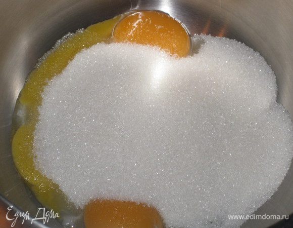 Делаем тесто. Соединяем желтки и сахар и взбиваем до пышности. В нашей семье все сладкоежки, поэтому я положила больше сахара, чем указано. Торт совсем не получился приторным, так что я бы советовала положить именно побольше сахара. Затем вливаем сметану и перемешиваем. По рецепту необходимо добавить смешанные муку и соду, я заменяю последнюю на разрыхлитель и провожу операцию.
