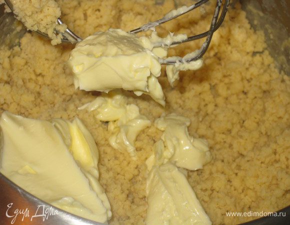 Далее необходимо добавить масло густой консистенции, я положила комнатной температуры. Тесто вымешиваем до однородной массы и отправляем в холодильник на 30 минут. У меня получилось аж на 3 часа, тесто при этом не пострадало.