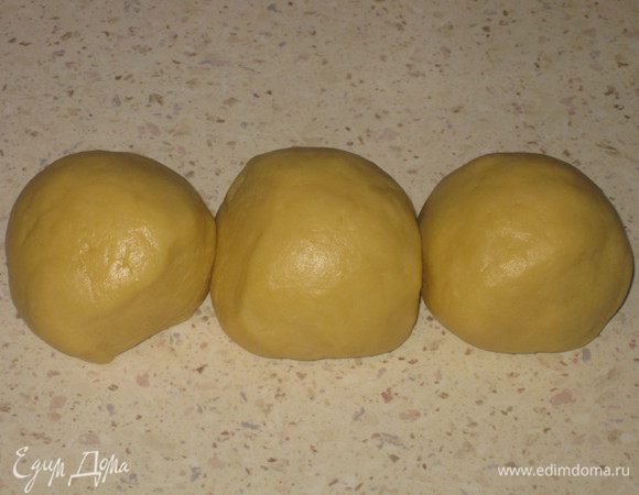Включаем духовку на 220-240'C. Достаем тесто из холодильника и, независимо от того, сколько желтков вы положили, делим на 3 равных колобка. При этом дополнительно мука для работы с тестом не нужна, тесто прекрасно и так, к рукам не липнет.