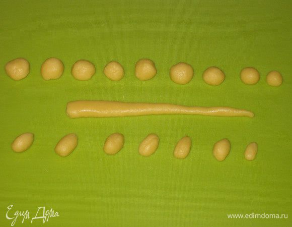 Пока наш торт печется, готовим заготовки из теста в виде шляпок, ножек и ствола березы. 