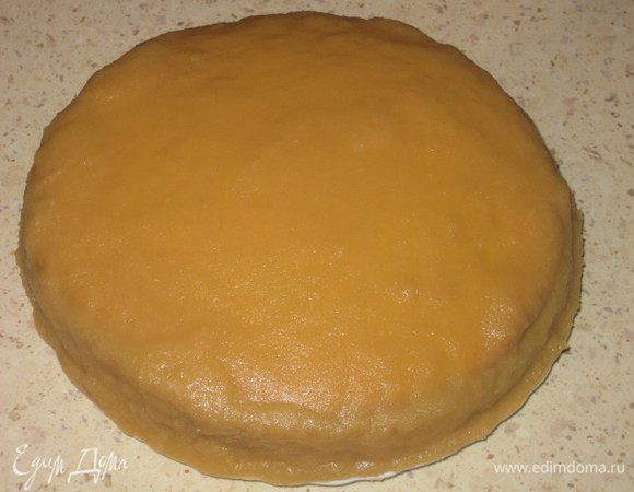 Далее нагреваем помадку в СВЧ или на водяной бане и наносим ее равномерно на торт. В этом месте я сделала ошибку и перегрела помадку в микроволновой печи, пришлось снова ждать, пока она загустеет.