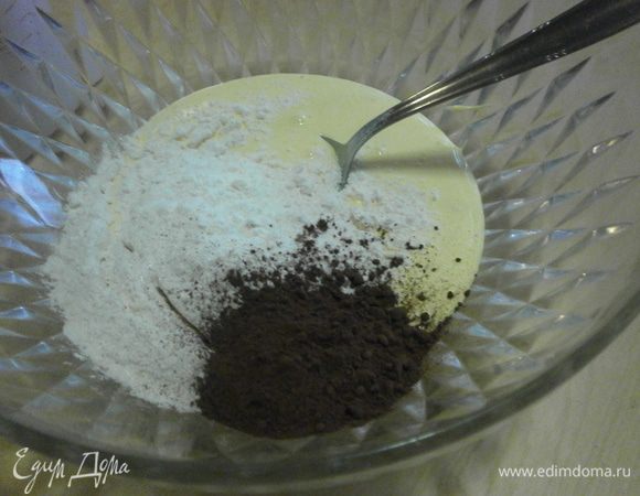 Отделить белки от желтков. Желтки взбить с сахарной пудрой до состояния крема. Добавить муку, какао - порошок, ванилин.