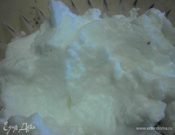 Взбить белки до стойких пиков. Добавить в предыдущее тесто и деревянной ложкой вымешать до однородной массы.