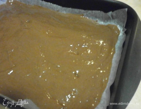 Застелить два листа размером 30 на 40 бумагой. Смазать сливочным маслом, вылить тесто, разровнять, наклоняя лист в разные стороны. Выпекать 8-10 минут при температуре 170 градусов.