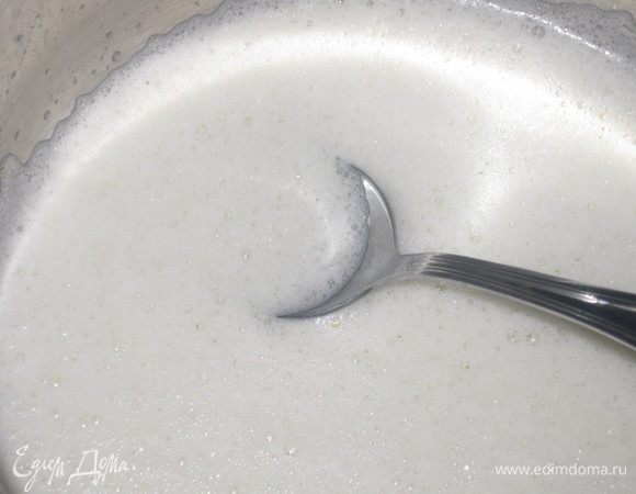 Пока помадка сдруживается с тортом, делаем крем. Крем я выбрала специально для фигурных тортов, например, для таких как "Сказка", но я его слишком сильно взбила, и он вышел не совсем такой, как ожидался. Тем не менее технология остается: молоко с сахаром в том числе и ванильным (я готовила половину указанной порции) нагреваем до полного исчезновения крупинок в смеси. Параллельно взбиваем яйцо. Когда смесь готова, убираем ее с огня и, взбивая, тонкой струей вводим яйцо. Полученную смесь охлаждаем до температуры парного молока. Когда наш сироп охлодился, взбиваем сливочное масло и начинаем частями вводить смесь (в 4 захода или более). И доводим наш крем до однородного состояния и пышности.