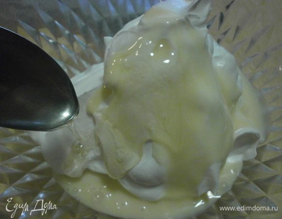 Добавить жидкий мёд, лучше всего подойдёт акациевый. Вымешать до однородного крема и поставить в холодильник на 2 часа.