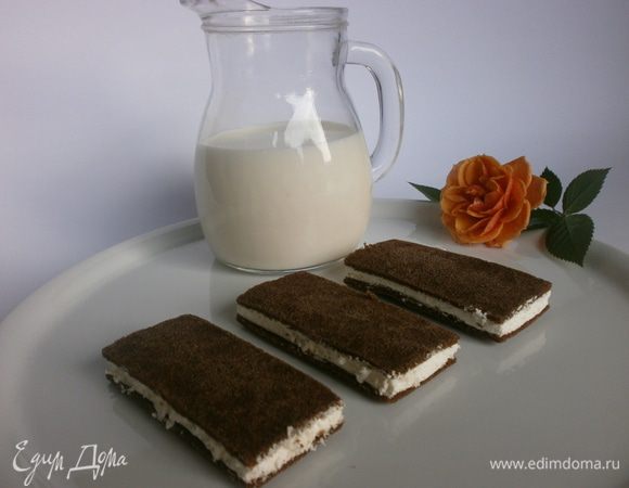 Можно оставить в форме торта, можно нарезать на пирожные. Вооружившись сантиметром, ножом (предварительно нагреть  в кипятке и вытереть насухо) и линейкой, я попыталась нарезать на порции 4-5 см на 8-9 см. Получилось вкусное лакомство отличная идея для детского праздника. Приятного аппетита! Попробуйте и вы порадовать ваших детишек вкусным завтраком или полдником! Хранить в холодильнике можно не более 3 дней.