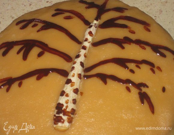 Теперь самое приятное для меня - украшение! Растапливаем в микроволновой печи или на водяной бане шоколад и масло до однородности. Песочный ствол березы погружаем на помадку и слегка вдавливаем. Затем кисточкой накладываем крем на березовый ствол, а шоколадной массой прорисовываем веточки и полосочки на стволе.