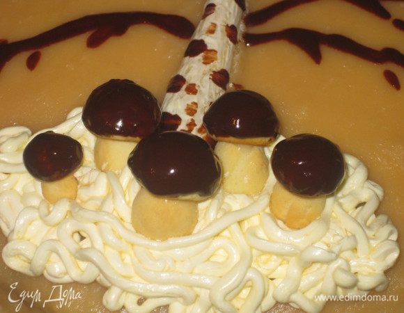 Кладем крем в мешочек для отделки и создаем поляну у ствола березы внизу. Шляпку гриба соединяем с ножкой, склеив их кремом или сгущенкой. В книге говорилось, что ножка гриба должна быть кремовой, но мне больше по душе именно сделанная из теста! Держа за ножку, опускаем гриб в шоколадную массу и окрашиваем шляпку, затем аккуратно приземляем его на полянку. И так со всеми грибами.