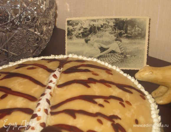 Затем украшаем периметр и бока торта кремом палочками, косичками, как душа пожелает и крем позволит. Все, Торт "Березка" готов! Я подержала его ночь в холодильнике для соединения всех частей в единое целое. Попробовала, он очень вкусный, все на своем месте, ничего лишнего! Настоящий пышный песочный торт с привкусом наинежнейшего грецкого ореха!