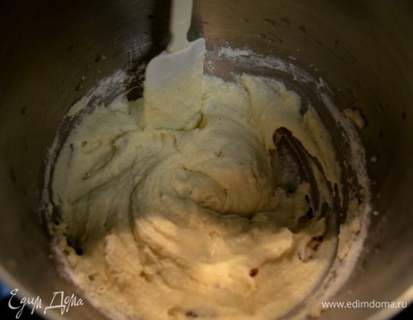 Творог,манную крупу,промытый изюм,1 яйцо и яичный белок,соль,сахар, ванилин тщательно смешать.
У меня творог мягкий и добавила в общую массу 1/2 стак.муки.