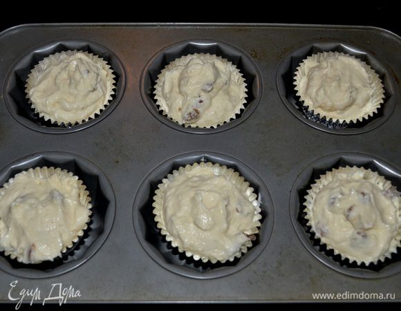 Из полученной массы сделать колобки,обвалять в муке,положить на разогретую с маслом сковороду. 
(Поскольку творог в моем случае был слишком мягким,я решила использовать форму для маффинов с бумажными стаканчиками. Если у вас также нет бумажных стаканчиков,просто смажьте стенки слив.маслом обильно.Выход на 6 формочек.)