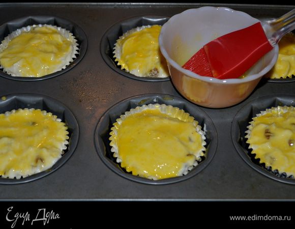 Смазать колобки желтком и запечь в духовке в течение 10-15 мин.или до золотистой корочки. Подавать с вареньем и ягодами.
Я время запекания увеличила до 30 мин.Они поднялись и после остывания опять опустились.
В книге тем-ра запекания не упоминается, я делала при 180 гр.