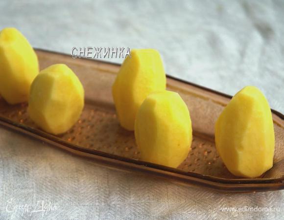 Картофель очищаем. Вырезаем из него «ножку» гриба, конусовидной формы, со срезанной верхушкой. Варим в таком виде до готовности (проверяем зубочисткой, чтобы картофель не развалился).