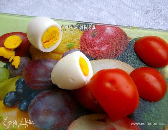 Яйца отвариваем, чистим, срезаем у трёх яиц «шляпки». Аналогично отрезаем «шляпки» с обеих сторон помидора.
