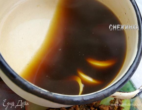 Чтобы придать «шляпкам» из яиц более тёмный цвет, прокипятим их в грибном отваре несколько секунд и оставим ещё на несколько секунд.