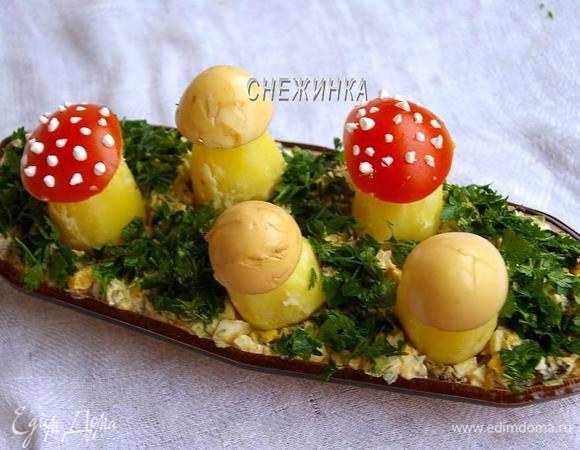 Салат распределяем на блюде. Укладываем на него «грибочки», а между ними посыпаем измельчённой петрушкой (или укропом).