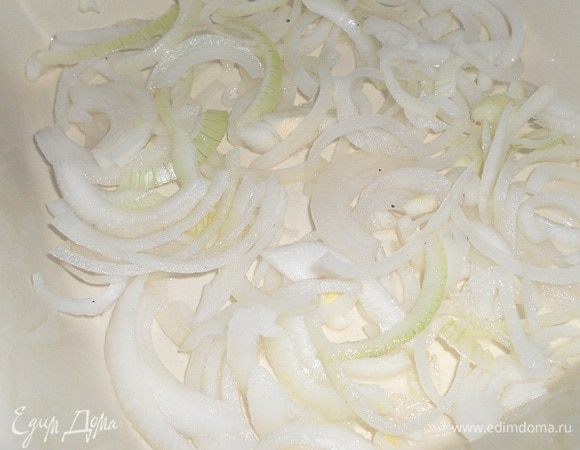 Лук нарезать полукольцами, я заливаю холодной водой, добавляю соль и перец и лимонный сок и даю постоять 20 минут. Затем сцедить воду с лука и кладем его на дно формы.