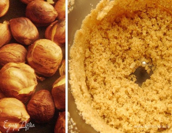 Фундук подсушить в духовке, очистить от шкурки и размолоть в блендере (мясорубке). Отложить 3-4 ореха для украшения.