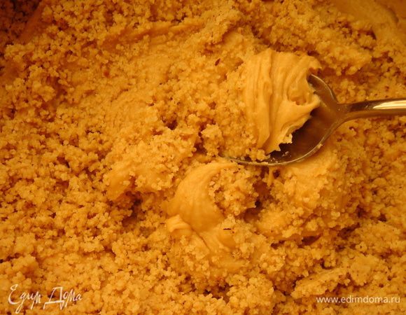 Готовую помадку остудить до 40-45*С, опустив ковш в кастрюлю с холодной водой. Затем взбить помадку с маслом до образования мелкокристаллической массы светло-коричневого цвета. Внешне масса напоминает крем из варёной сгущёнки и масла,но на языке чувствуются кристаллы сахара. Отложить 80-100 г массы для украшения. Смешать оставшуюся сливочную помадку с измельчёнными орехами, а затем и с сахарной пудрой.