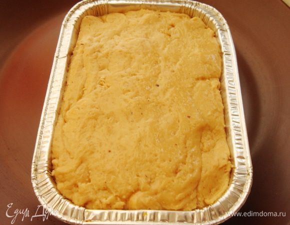 Форму выстелить пергаментом и заполнить массой. Можно сформовать полено,завернув массу в пищевую плёнку. Убрать в холодильник на 3-4 часа. По технологии полено формуют на пергаменте и оставляют подсыхать на 3-4 часа.