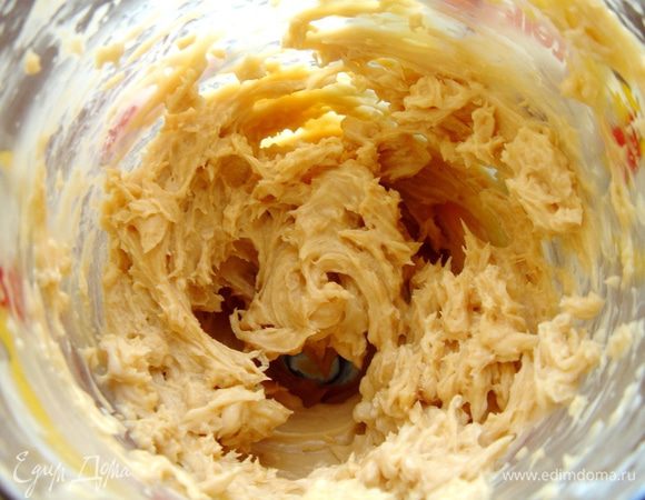 Оставленную для украшения помадку взбить с размягчённым маслом. 