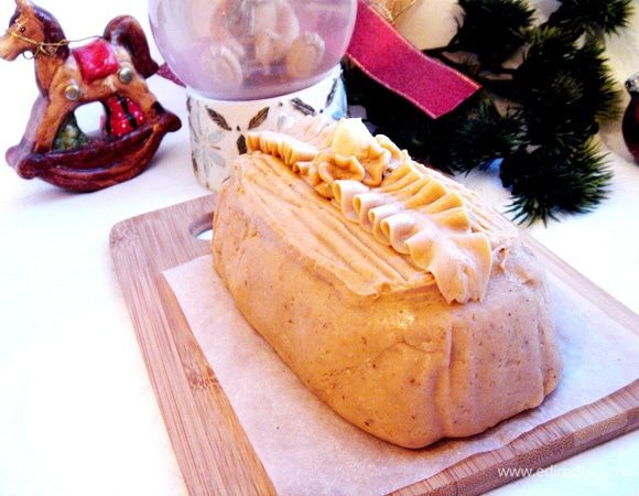 Украсить полено кремом, нанести рифлёный рисунок и прочие украшения,добавить орехи. Приятного аппетита!