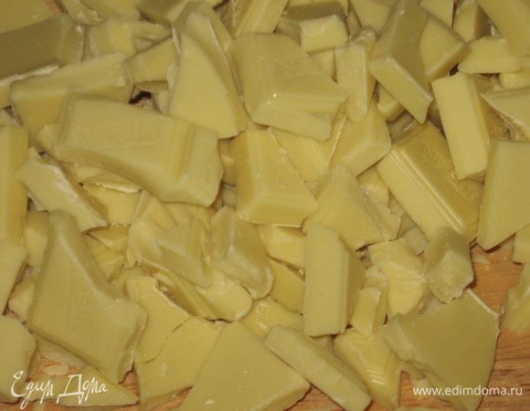  Шоколад мелко покрошить. 