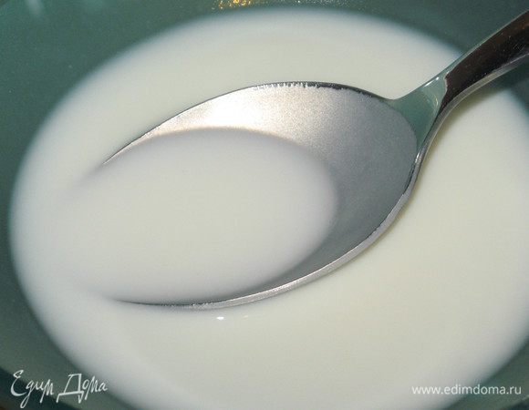  Крахмал развести в 1-2 ст.л. теплого молока.