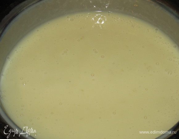 Оставшееся молоко довести до кипения,добавить крахмал и хорошо перемешать.Добавить шоколад и варить на слабом огне до получения густой и однородной массы.