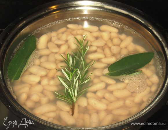Фасоль замочить в холодной воде на 8 часов. Откинуть на друшлаг. Поместить в кастрюлю ,залить холодной водой,добавить розмарин и шалфей и варить на слабом огне 1 час 15 минут.