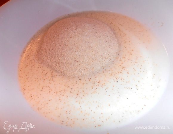 Манку нужно замочить на ночь в простокваше или кефире или просто в молоке, как у меня...