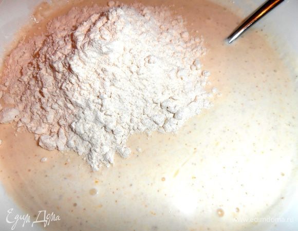 В муку добавляем соду,перемешиваем и тогда высыпаем в тесто.