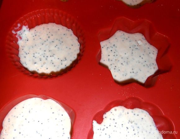 Заполняем наполовину тестом.